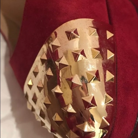 Valentino Studded Gold Toe Cap Pump Red Suede - Picture 7 of 8